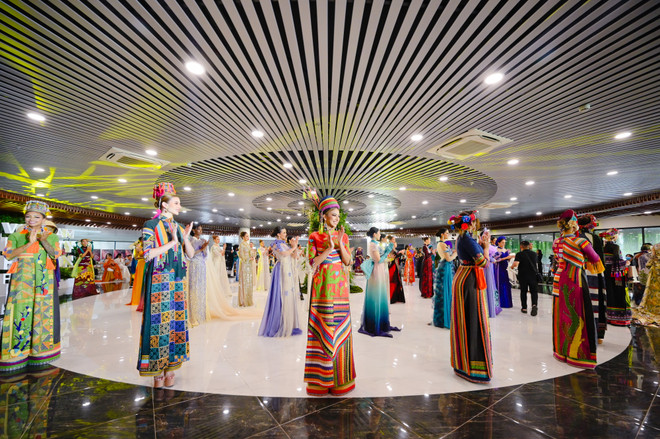 Show diễn Áo dài đặc biệt của dàn thí sinh Miss Grand International ảnh 4