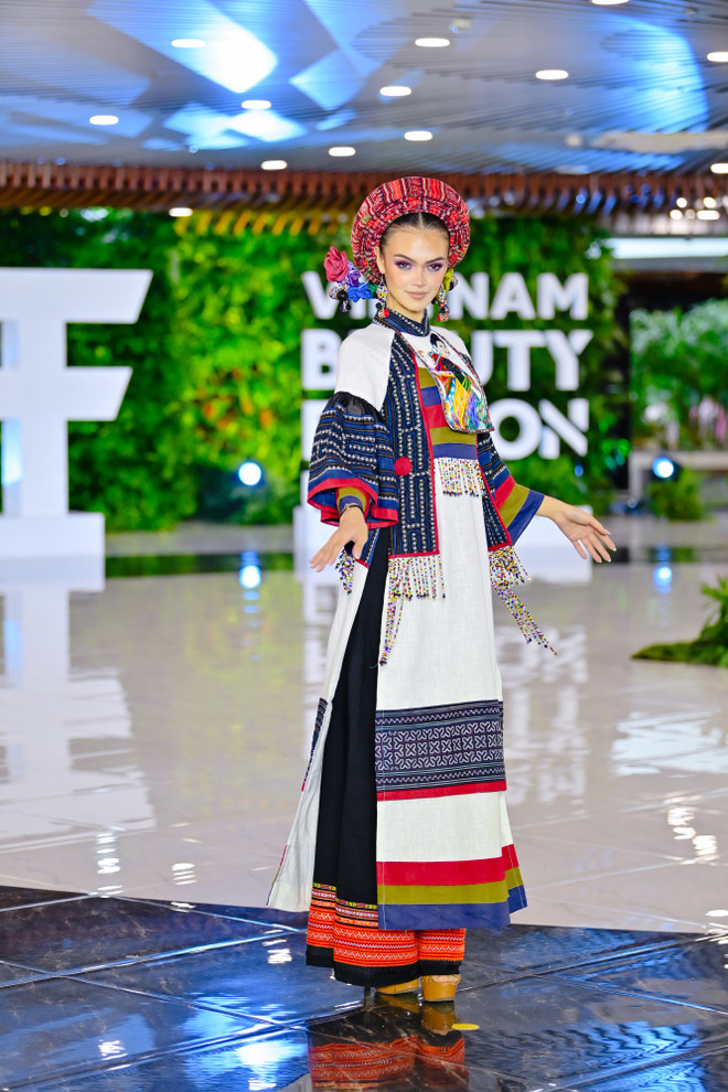 Show diễn Áo dài đặc biệt của dàn thí sinh Miss Grand International ảnh 1