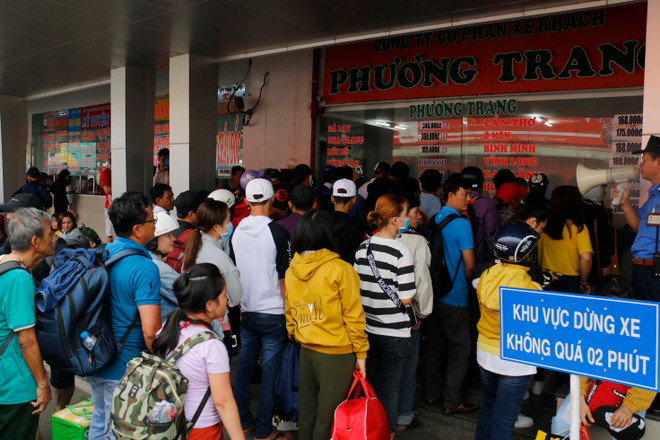 Các cửa ngõ Thành phố Hồ Chí Minh ken cứng người về quê đón Tết ảnh 1