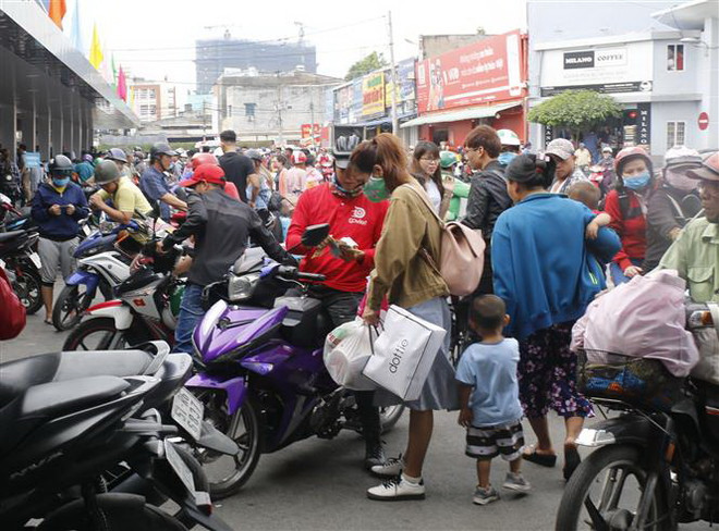 Các cửa ngõ Thành phố Hồ Chí Minh ken cứng người về quê đón Tết ảnh 2