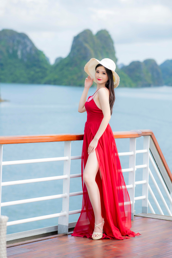 Thí sinh Hoa hậu Việt Nam thả dáng yêu kiều trên du thuyền 5 sao ảnh 2