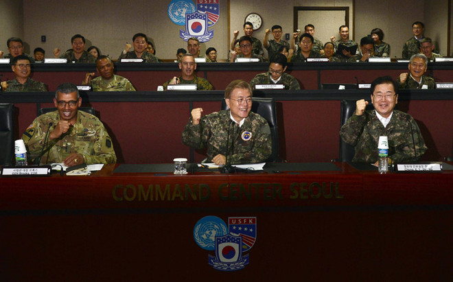 Tổng thống Hàn Quốc Moon Jae-in thăm căn cứ quân sự Mỹ tại Seoul ảnh 1