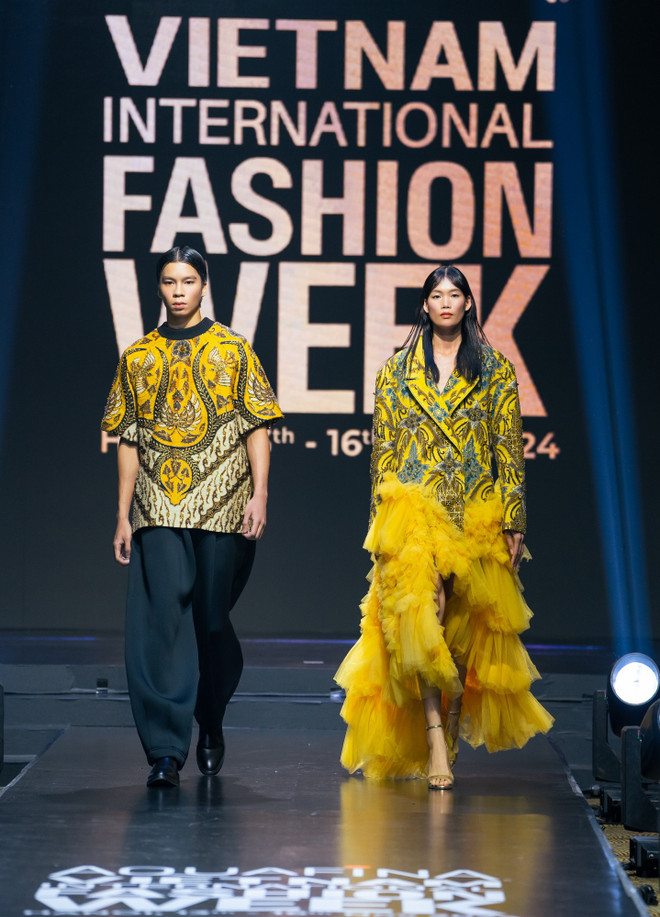 5. Hai thiết kế đến từ NTK Priyo Oktaviano.jpg