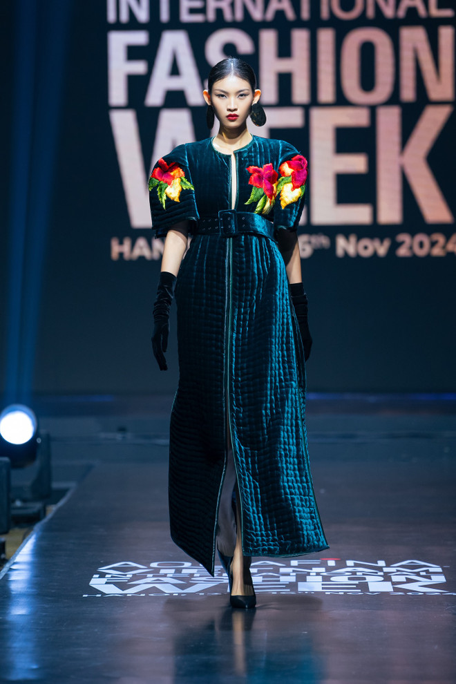 5. Quán quân TFVN Huỳnh Tú Anh trong thiết kế chần bông đến từ NTK Đức Hùng.jpg