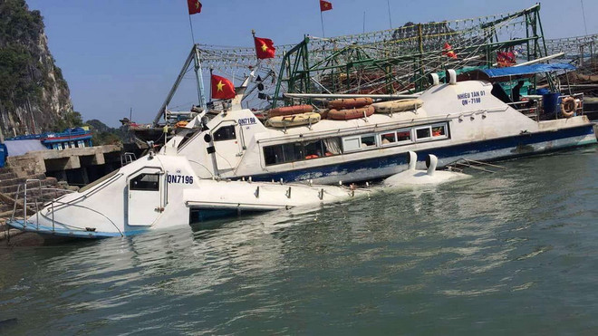 Quảng Ninh: Tàu chở khách bị đắm khi đang neo đậu ở Vân Đồn ảnh 1