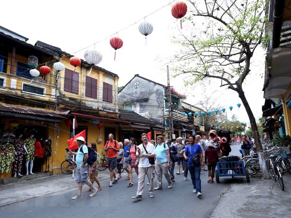 Du khách quốc tế tham quan phố cổ Hội An. (Ảnh: Quang Quyết/TTXVN) Giới thiệu du lịch Việt Nam tại Indonesia qua chương trình Roadshow ảnh 1