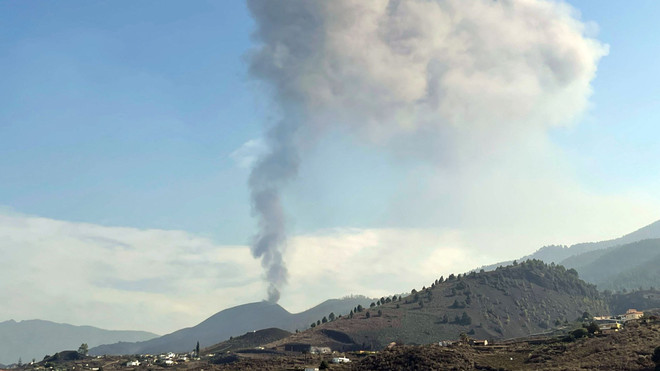 Núi lửa Cumbre Vieja. (Nguồn: AFP) Dung nham từ núi lửa ở Tây Ban Nha lan đến biển, gây lo ngại khí độc ảnh 1