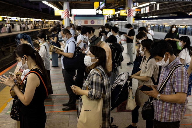 Người dân đeo khẩu trang phòng dịch COVID-19 tại Tokyo, Nhật Bản. (Ảnh: AFP/TTXVN) 'Cuộc chiến' chống dịch bệnh tại Nhật Bản bước sang giai đoạn mới ảnh 1