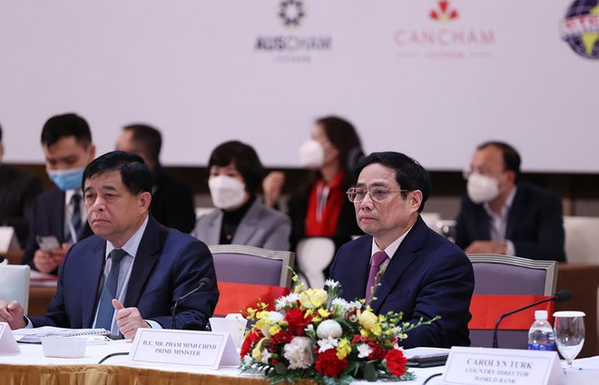 Thủ tướng Phạm Minh Chính và các đại biểu dự Phiên cấp cao Diễn đàn doanh nghiệp Việt Nam thường niên (VBF). (Ảnh: Dương Giang/TTXVN) VBF: Việt Nam cùng cộng đồng quốc tế hài hòa lợi ích, chia sẻ rủi ro ảnh 2
