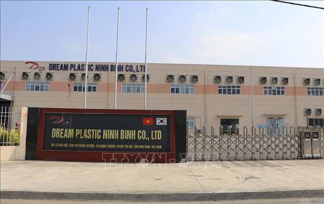 Công nhân Công ty Trách nhiệm hữu hạn Dream Plastic Ninh Bình trở lại ảnh 1