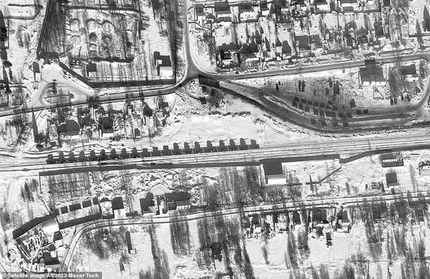 Nga rút thêm binh sỹ và xe quân sự khỏi khu vực giáp biên giới Ukarine ảnh 1