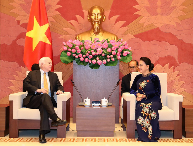 Chủ tịch Quốc hội tiếp đoàn Ủy ban Quân vụ Thượng viện Hoa Kỳ ảnh 1