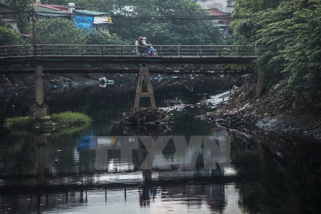 Tìm giải pháp tách dầu mỡ, làm sạch nước sông hồ ở Hà Nội ảnh 1