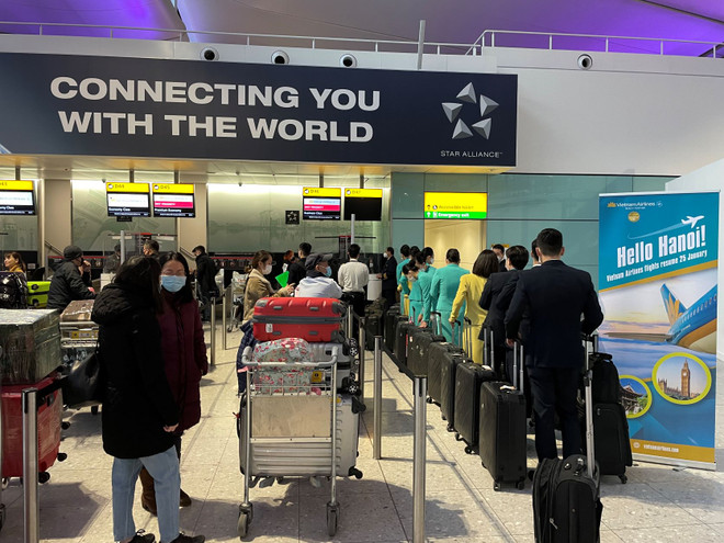 Kiều bào tại Anh phấn khởi khi VNA nối lại đường bay thường lệ ảnh 3