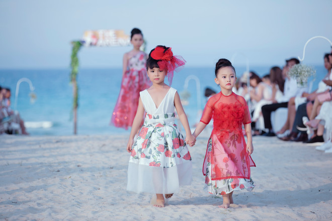 Ngắm dàn mẫu nhí siêu yêu trong các thiết kế thời trang Hè ảnh 37