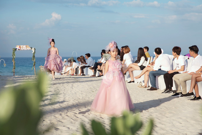 Ngắm dàn mẫu nhí siêu yêu trong các thiết kế thời trang Hè ảnh 34