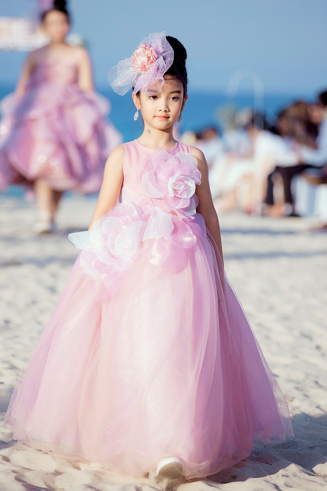 Ngắm dàn mẫu nhí siêu yêu trong các thiết kế thời trang Hè ảnh 36