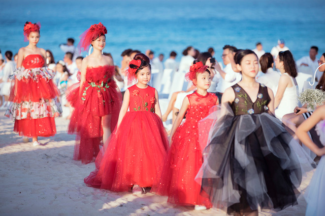 Ngắm dàn mẫu nhí siêu yêu trong các thiết kế thời trang Hè ảnh 39