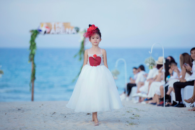 Ngắm dàn mẫu nhí siêu yêu trong các thiết kế thời trang Hè ảnh 35