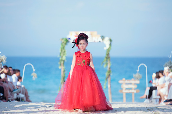 Ngắm dàn mẫu nhí siêu yêu trong các thiết kế thời trang Hè ảnh 32