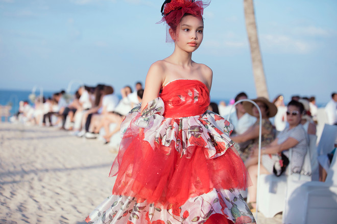 Ngắm dàn mẫu nhí siêu yêu trong các thiết kế thời trang Hè ảnh 30