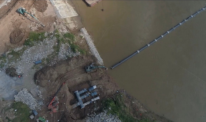 Hạ thủy thành công đường ống nước sạch dưới lòng sông Đuống ảnh 1