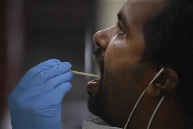 WHO ghi nhận số ca mắc mới COVID-19 trong ngày cao kỷ lục ảnh 1