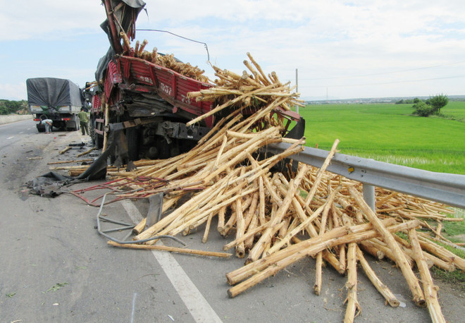 Xe tải nát đầu sau va chạm, phụ xe tử vong ngay trong buồng lái ảnh 2