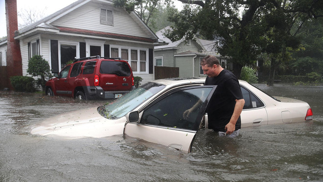 Người Mỹ phải trèo lên cây để tránh lũ sau cơn bão Matthew ảnh 1