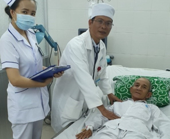 Bác sỹ thăm khám cho bệnh nhân N.V.V (nam, sinh năm 1961, trú tại Bạc Liêu) sau can thiệp. (Ảnh: TTXVN) Nút động mạch bằng hóa chất cứu bệnh nhân ung thư gan di căn ổ bụng ảnh 1