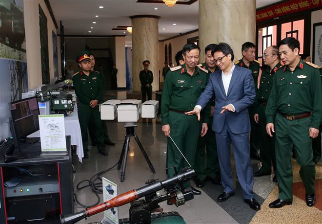 Phó Thủ tướng Vũ Đức Đam tham quan trưng bày mô hình vũ khí trang bị. (Ảnh: Dương Giang/TTXVN) Tạo bước chuyển biến lớn trong khoa học-kỹ thuật-công nghệ quân sự ảnh 2