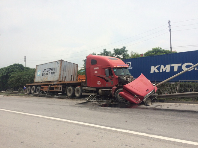 Lái xe ngủ gật, xe container đâm nát dải phân cách trên quốc lộ 5 ảnh 2