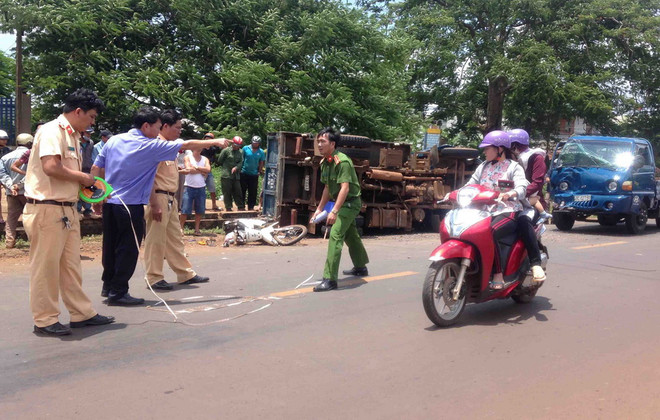 Xe tải chở đá lấn làn đâm xe máy, cháu bé 1 tuổi tử vong tại chỗ ảnh 1