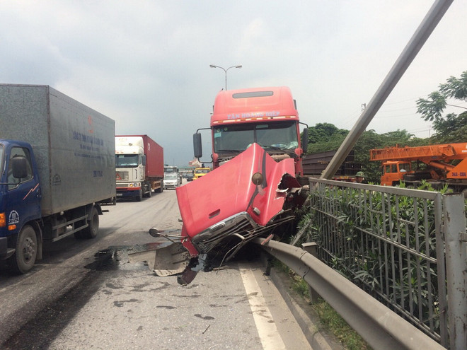 Lái xe ngủ gật, xe container đâm nát dải phân cách trên quốc lộ 5 ảnh 1