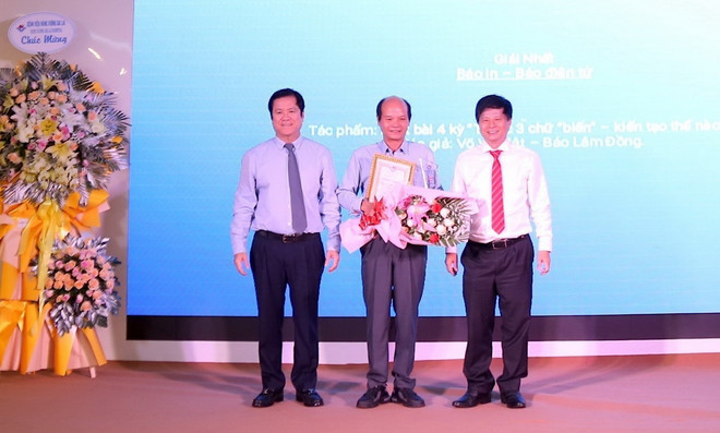 ttxvn_trao giai bao chi tay nguyen 2.jpg