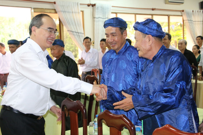Ông Nguyễn Thiện Nhân thăm hỏi nhân dân ấp Mỹ An 2, xã Mỹ Hòa Hưng, thành phố Long Xuyên, tỉnh An Giang. (Ảnh: Công Mạo/TTXVN) Ngày hội Đại đoàn kết toàn dân tộc tại Nghệ An, An Giang ảnh 2