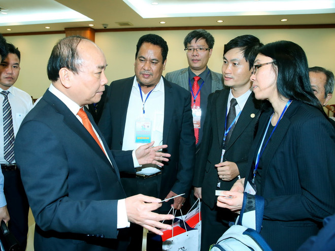 Thủ tướng Nguyễn Xuân Phúc gặp gỡ các chuyên gia, trí thức và doanh nhân Việt Nam ở nước ngoài tiêu biểu, nhân dịp về dự Hội nghị Người Việt Nam ở nước ngoài trên thế giới năm 2016. (Ảnh: Thống Nhất/TTXVN) Thủ tướng Nguyễn Xuân Phúc gặp mặt trí thức Việt kiều tiêu biểu ảnh 2