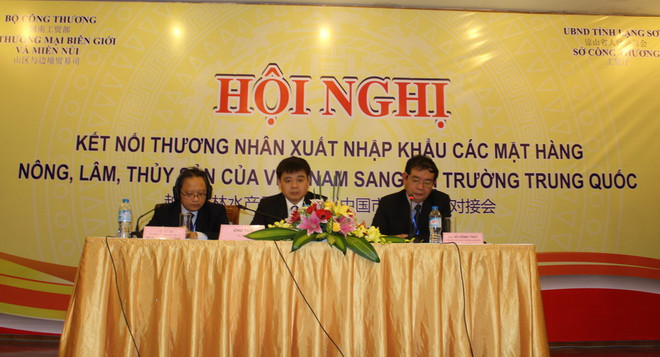 Ký kết hợp tác giữa doanh nhân hai nước Việt Nam-Trung Quốc. (Ảnh: Doãn Hoàng Nam/TTXVN) Kết nối thương nhân Việt-Trung xuất nhập khẩu nông lâm, thủy sản ảnh 1