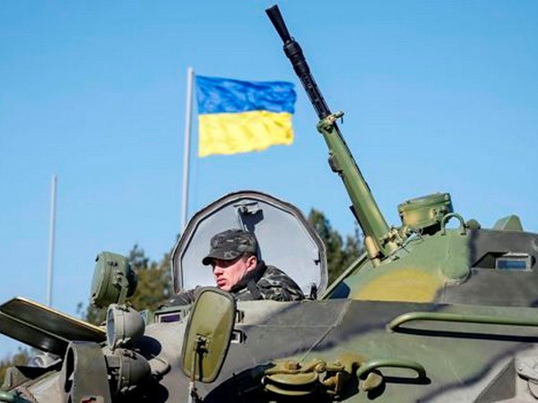 Một binh sỹ Ukraine. (Nguồn: unian.info) Nga: Kiev phải giữ cam kết trao cho Donbass quy chế đặc biệt ảnh 1