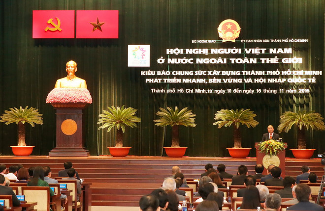 Thủ tướng Nguyễn Xuân Phúc đến dự và phát biểu tại Hội nghị Người Việt Nam ở nước ngoài trên thế giới năm 2016. (Ảnh: Thống Nhất/TTXVN) Thủ tướng: Đất nước luôn chào đón những người con của dân tộc trở về ảnh 2