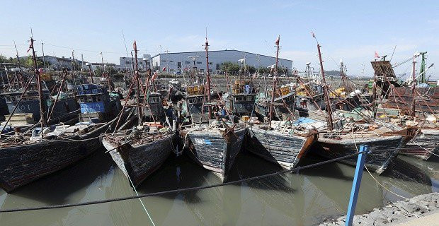 Nhiều tàu đánh cá của Trung Quốc bị bắt giữ khi hoạt động bất hợp pháp ngoài khơi Incheon. (Nguồn: AP) Tàu Hàn Quốc bắn gần trăm phát đạn khi truy đuổi 30 tàu Trung Quốc ảnh 1