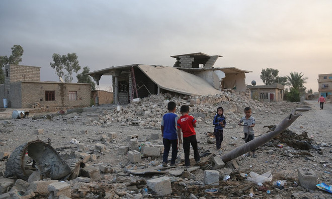 Trẻ em ở Mosul. (Nguồn: Xinhua) Liên hợp quốc: IS giết hại 70 dân thường tại Mosul trong tuần qua ảnh 1
