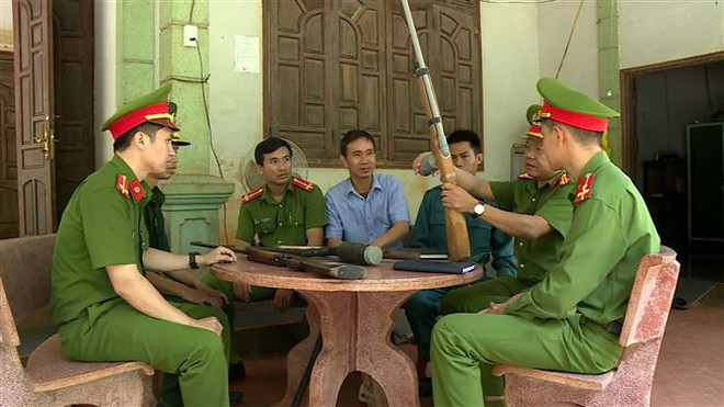 Gia Lai: Người dân biên giới tích cực giao nộp vũ khí, vật liệu nổ ảnh 2
