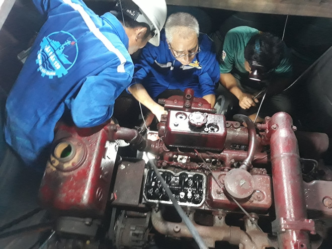 Kịp thời sửa chữa hai tàu cá của ngư dân Phú Yên gặp sự cố trên biển ảnh 1