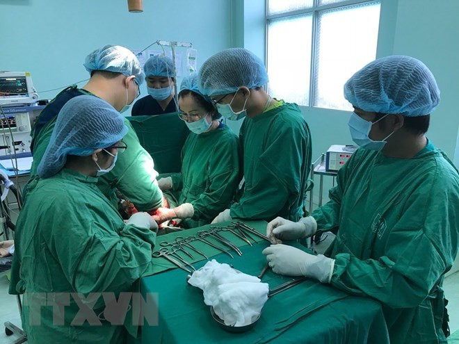 Lấy thành công sỏi thận to hơn quả trứng gà cho bệnh nhân 63 tuổi ảnh 1