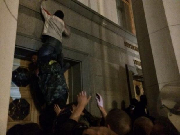 Báo chí Phương Tây ỉm vụ bao vây nhà quốc hội Ukraine ảnh 1