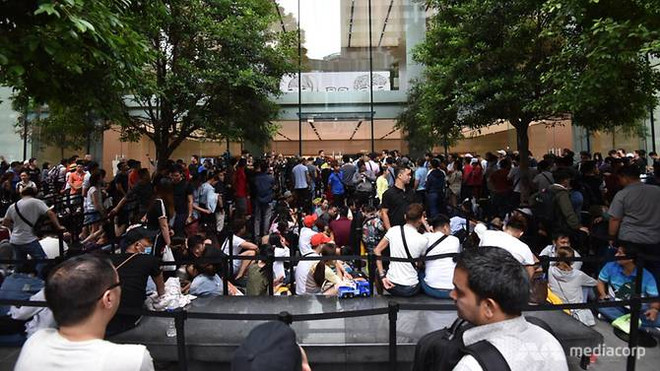 Apple Singapore hút khách bằng những chiếc iPhone XS đầu tiên ảnh 1