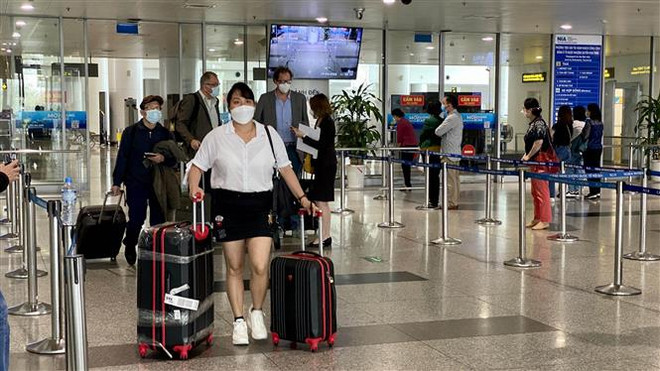 Khách quốc tế đến Hà Nội trong ngày đầu mở cửa đón khách du lịch. (Ảnh: TTXVN) Đặt mục tiêu hoàn thành tiêm cho trẻ 5 đến dưới 12 tuổi trước tháng 9 ảnh 3