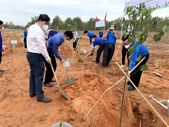 Đoàn viên, thanh niên Bình Thuận trồng 1.000 cây sao đen dọc tuyến kênh thủy lợi tại Khu Lê Hồng Phong, xã Hồng Phong, huyện Bắc Bình. (Ảnh: Nguyễn Thanh/TTXVN) Đồng loạt ra quân 'Ngày Chủ Nhật xanh' toàn quốc năm 2022 ảnh 1