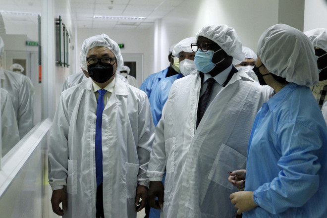 Tổng thống Sierra Leone và phu nhân kết thúc chuyến thăm Việt Nam ảnh 1